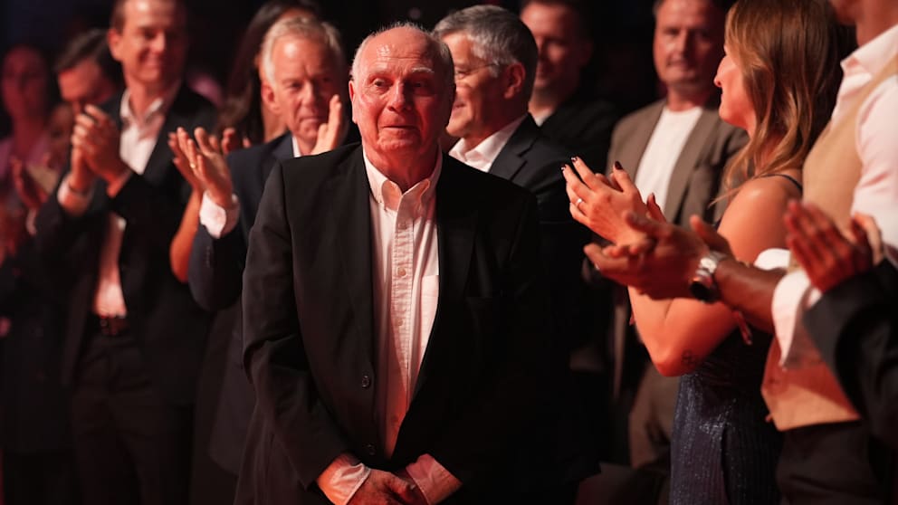 Ehrenpräsident Uli Hoeneß erhält Standing Ovations