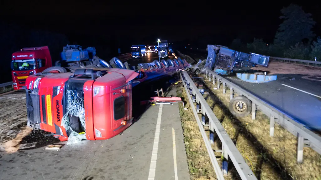 Schwertransporter-Unfall auf der A2 führt zu Sperrung