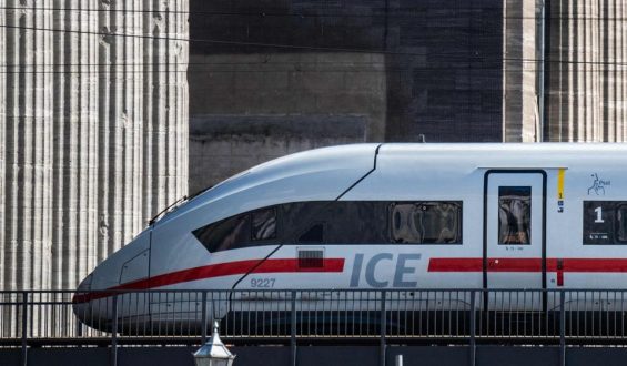 Verkehrsminister fordert strengere Bonusregelungen für die Bahn