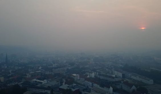 Rauchwolke eines Moorbrands erreicht Deutschland