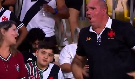 Heftige Diskussion zwischen Eltern im Fußballstadion