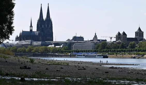 Historischer Tiefstand des Rheins in Köln