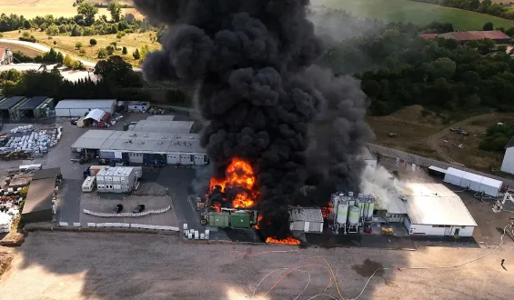 Großbrand in Kunststoffbetrieb in Rheinhessen