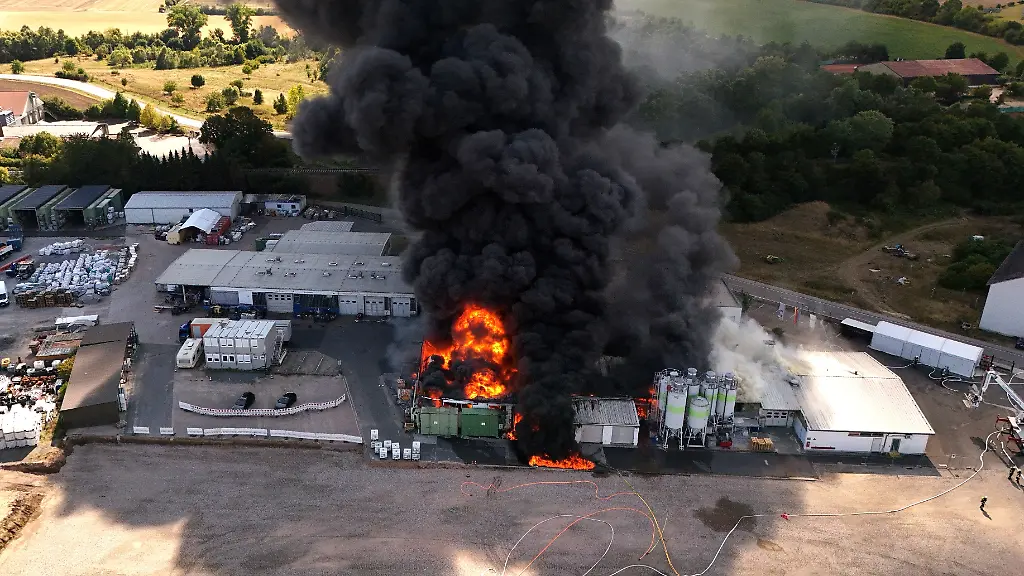 Großbrand in Kunststoffbetrieb in Rheinhessen