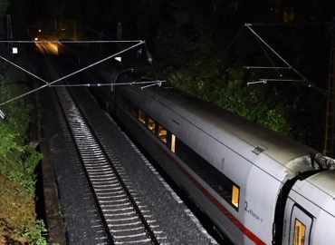 Baum stürzt in Oberleitung: ICE-Fahrgäste warten stundenlang