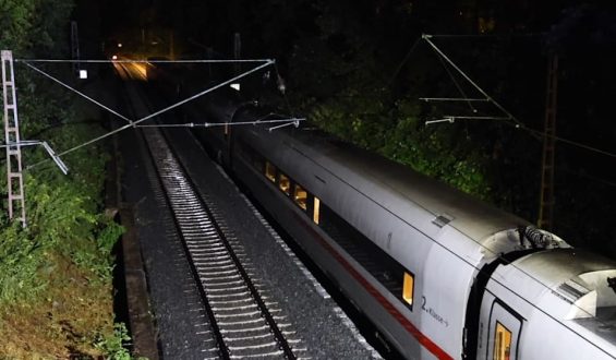 Baum stürzt in Oberleitung: ICE-Fahrgäste warten stundenlang