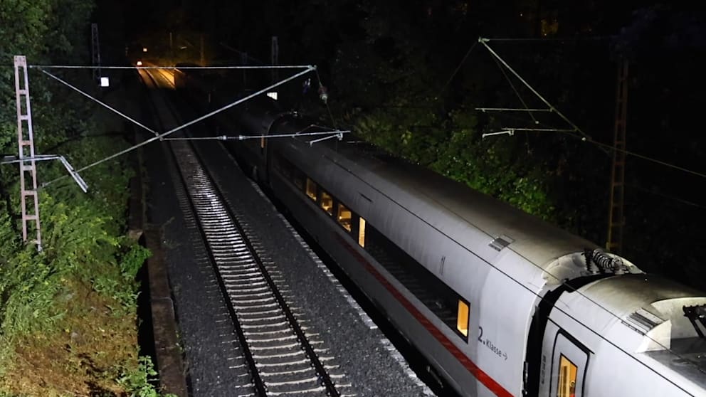 Baum stürzt in Oberleitung: ICE-Fahrgäste warten stundenlang