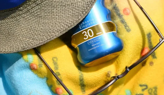 Sonnencremeflecken Effektiv Entfernen: Tipps und Tricks
