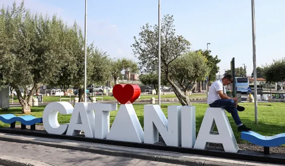 Ätnas Aktivität: Warnstufe gesenkt, Flugverkehr in Catania wird wieder aufgenommen