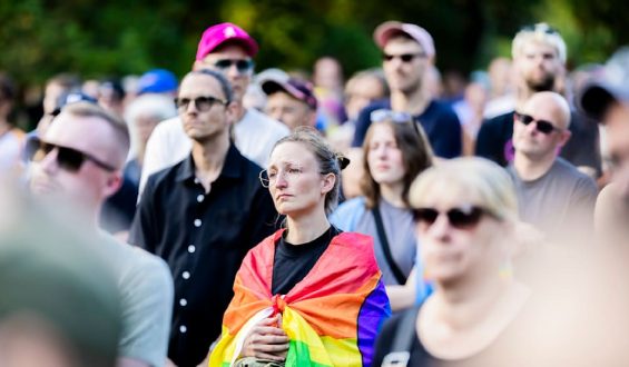 Gedenken an CSD-Anschlag: Mahnwache im Berliner Tiergarten