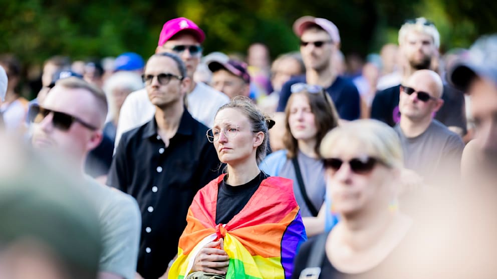 Gedenken an CSD-Anschlag: Mahnwache im Berliner Tiergarten