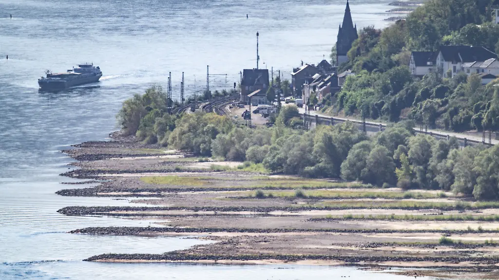 Binnenschiffer trotzt Niedrigwasser auf dem Rhein