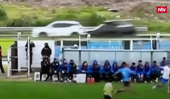 Unglück bei Fußballspiel: Klärungsaktion führt zu Autounfall