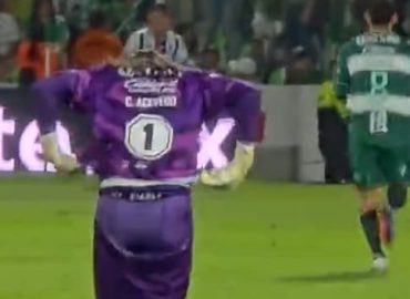 Torwart verliert mitten im Spiel die Hose
