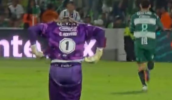 Torwart verliert mitten im Spiel die Hose