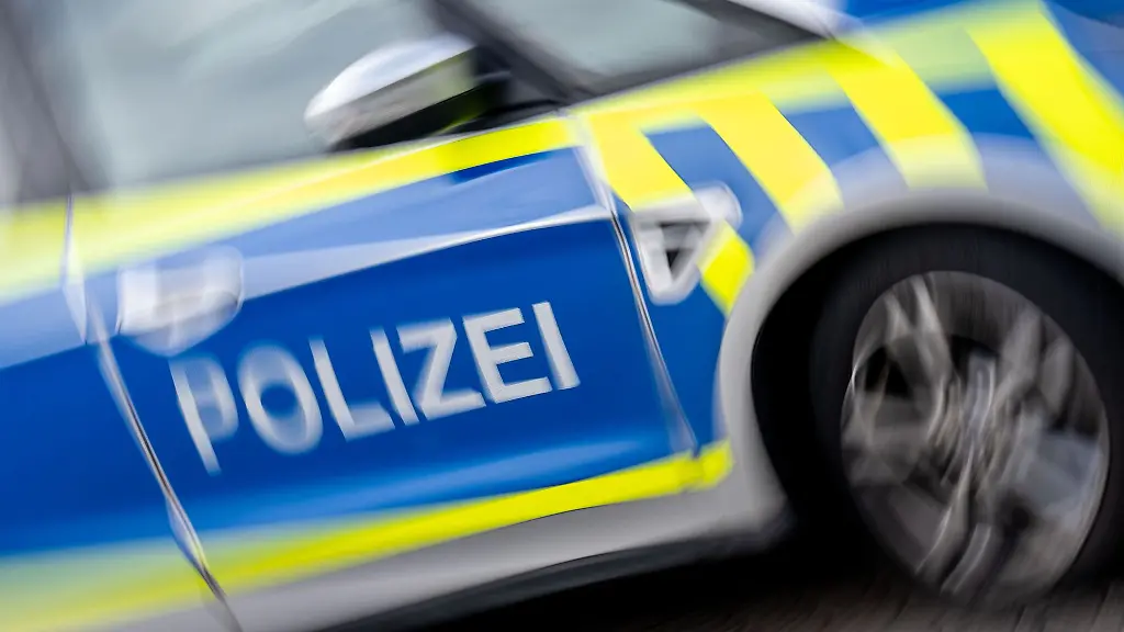 Radfahrerin von Traktoranhänger erfasst und tödlich verletzt