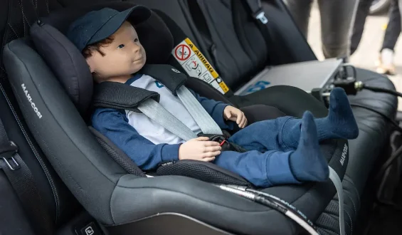 ADAC untersucht Kinder-Warnsysteme bei Hitze in Autos