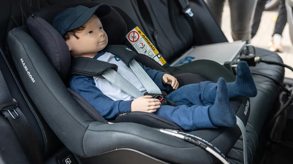 ADAC untersucht Kinder-Warnsysteme bei Hitze in Autos