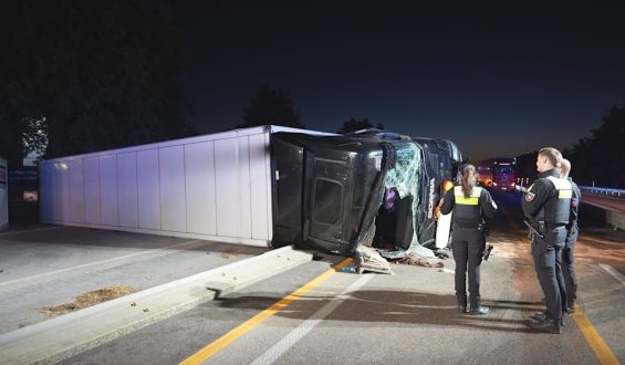 LKW-Unfall auf der A1 bei Groß Ippener