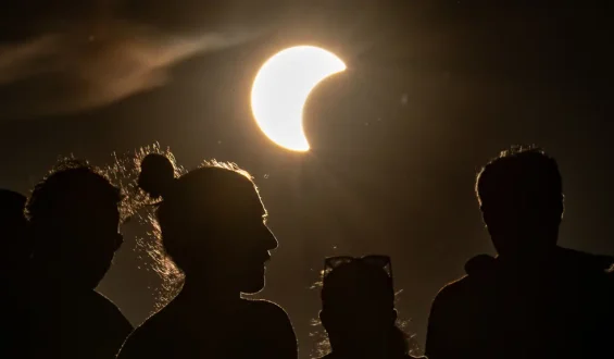 Sonnenfinsternis bringt Dunkelheit über Europa