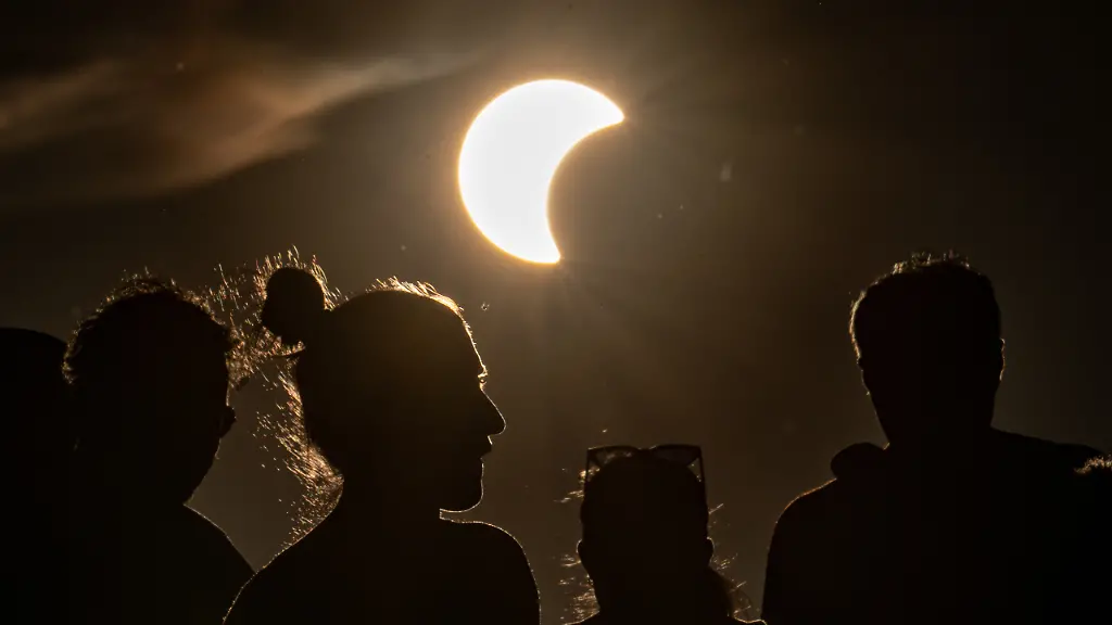 Sonnenfinsternis bringt Dunkelheit über Europa