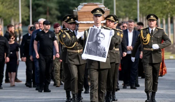 Staatsbegräbnis für umstrittenen ukrainischen Nationalisten Jewhen Konowalez