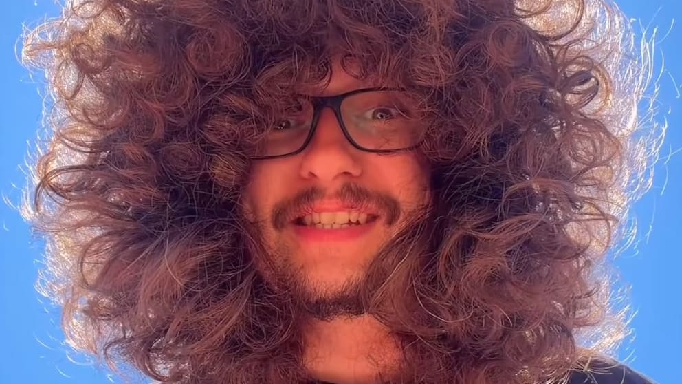 Britischer Influencer beeindruckt mit ungebändigtem Haarwuchs