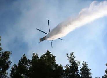 Schicksal der Crew nach Helikopterkollision bei Löscharbeiten unklar