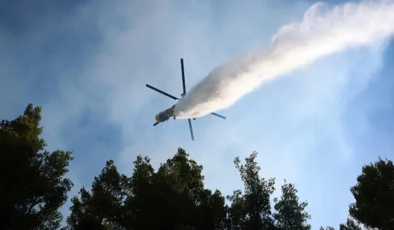 Schicksal der Crew nach Helikopterkollision bei Löscharbeiten unklar