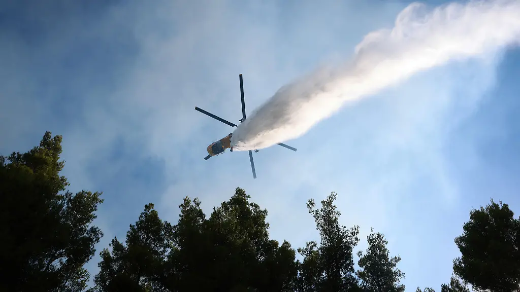 Schicksal der Crew nach Helikopterkollision bei Löscharbeiten unklar