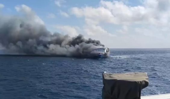 Fähre vor Bali in Flammen: Große Rettungsaktion auf See