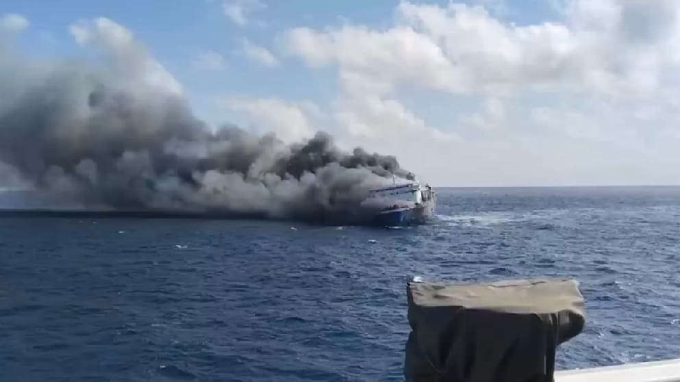 Fähre vor Bali in Flammen: Große Rettungsaktion auf See