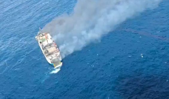 Feuer auf Fähre vor Bali: Rettung von über 100 Passagieren