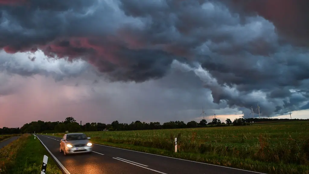 Sicheres Fahren bei Gewitter: Tipps für Autofahrer