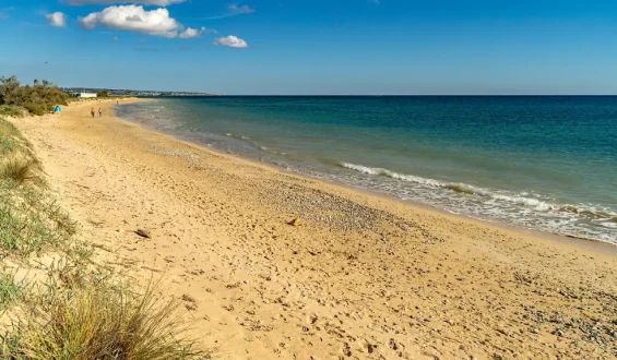 Urlauberin entdeckt deutsche Urne an italienischem Strand
