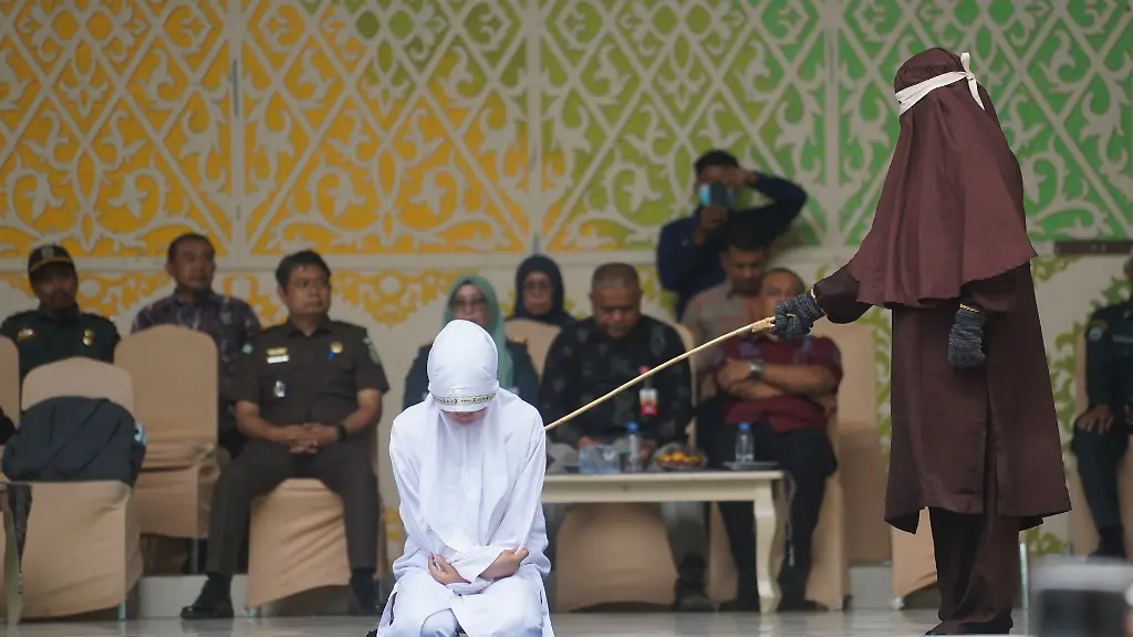 Öffentliche Stockhiebe als Strafe in Aceh