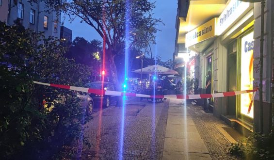 Schüsse in Berlin-Kreuzberg: 22-Jähriger in Café attackiert
