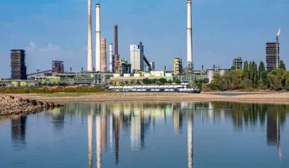 Niedrigwasser im Rhein sorgt für steigende Kraftstoffpreise im Norden