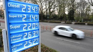 Spritpreise zur Reisezeit über Zwei-Euro-Marke