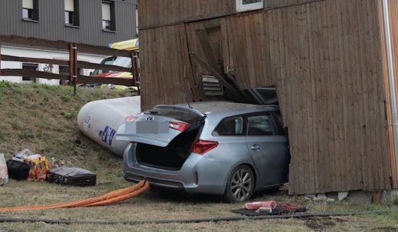 Autounfall im Erzgebirge: Toyota prallt in Schafstall