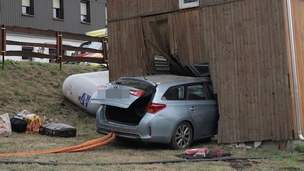 Autounfall im Erzgebirge: Toyota prallt in Schafstall