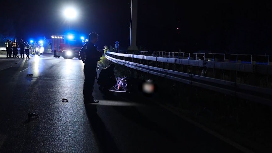 Schwerer Motorradunfall in Köln: Verdacht auf illegales Straßenrennen
