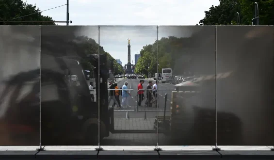 Kunstinstallation am Brandenburger Tor erinnert an 65 Jahre Mauerbau