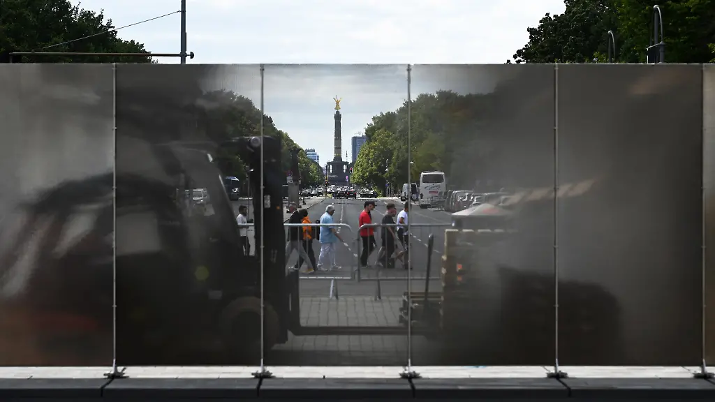 Kunstinstallation am Brandenburger Tor erinnert an 65 Jahre Mauerbau