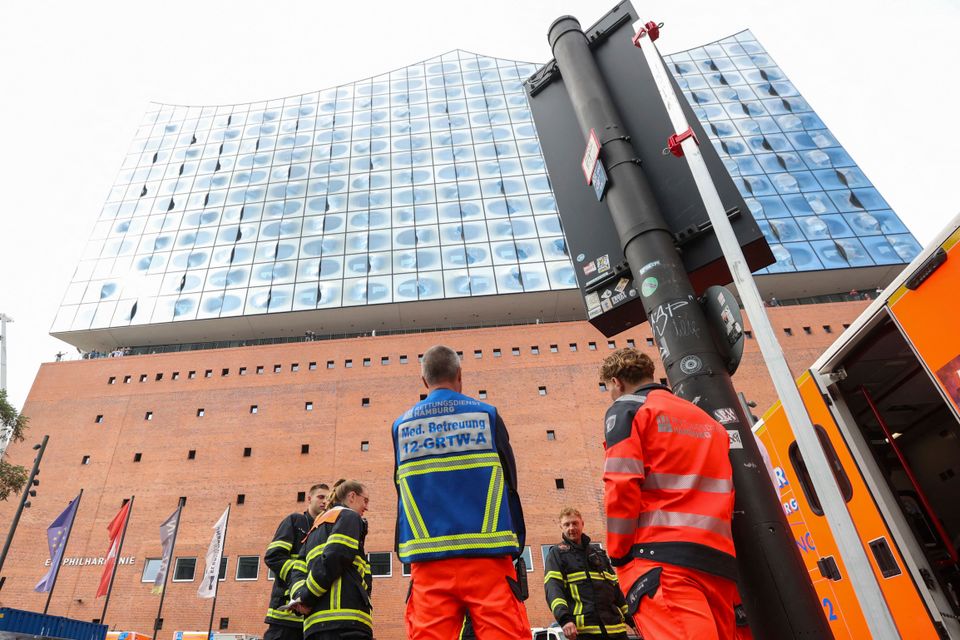 Großeinsatz an der Elbphilharmonie wegen Verdacht auf Lebensmittelvergiftung