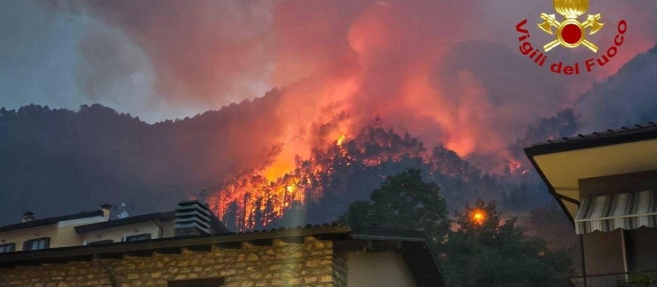 Waldbrand am Gardasee erschwert Löscharbeiten