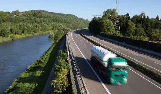 Niedrigwasser am Rhein: Lockerungen des Sonntagsfahrverbots für Lkw in Rheinland-Pfalz und Saarland