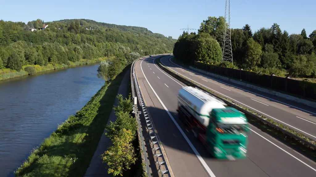 Niedrigwasser am Rhein: Lockerungen des Sonntagsfahrverbots für Lkw in Rheinland-Pfalz und Saarland