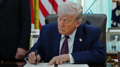Der Oberste Gerichtshof hebt Blockade gegen Trumps Pläne zur Briefwahl auf