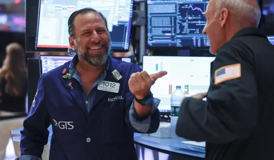 S&P erreicht neues Rekordhoch durch schwache Arbeitsmarktzahlen